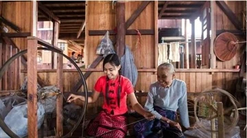 Myanmaning eng qimmat lotus ildizi ipak to'qimasi, tayyor mahsulotni ko'rgand...